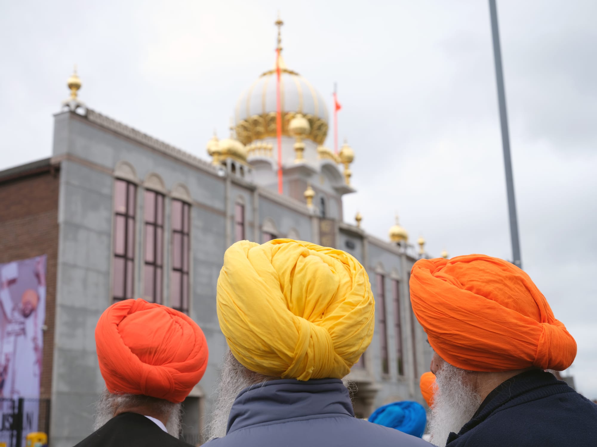 Sikh men in front of Smethwick’s Guru Nanak Gurdwara (Irina Werning)